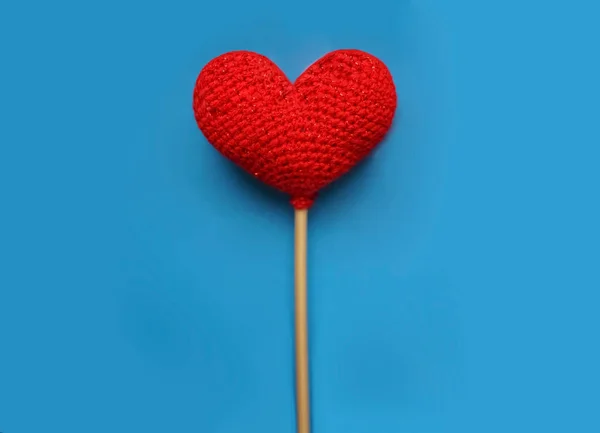 Coração Vermelho Isolado Fundo Azul Ideia Feliz Dia Dos Namorados — Fotografia de Stock