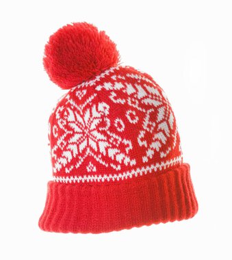 Kızıl kış örgü şapkası. Beyaz desenli örülmüş bir bere. Beyaz arka planda izole edilmiş. Pomponlu bir tatil şapkası. . 