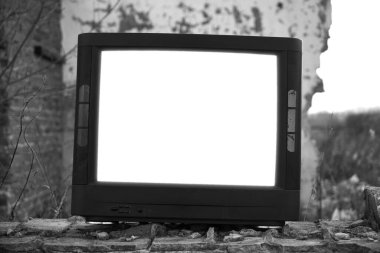 Duvarın arkasında Kineskobu olmayan eski bir televizyon. Terk edilmiş ev.