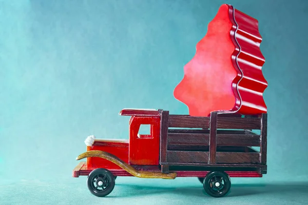 Caminhão Brinquedo Natal Com Caixa Presente Forma Árvore Natal Isolado — Fotografia de Stock