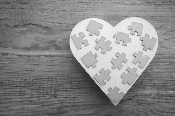 Viele Puzzleteile Und Eine Herzensangelegenheit Der Liebe Auf Einem Hölzernen — Stockfoto