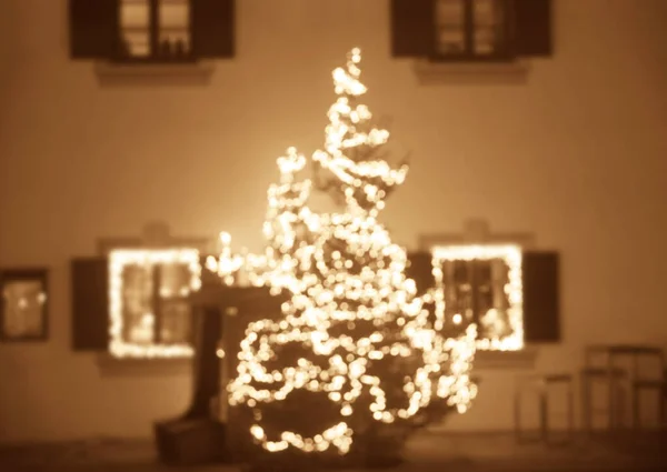 Fichtenzweige Mit Weihnachtsschmuck Auf Dem Hintergrund Eines Hauses Mit Weihnachtsbeleuchtung — Stockfoto