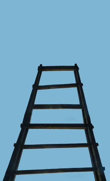Escada Madeira Velha Que Conduz Uma Nuvem Céu Azul Envelhecida — Fotografia de Stock