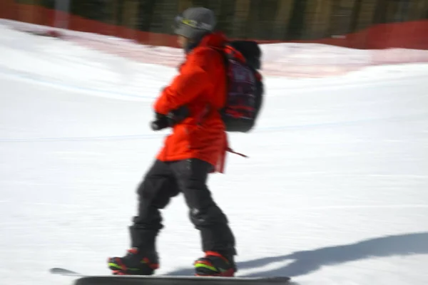 Bulanık Görüntü Odaklanma Snowboard Sporcusu Yarışı Bitirir Hareket Bulanıklığı Kış — Stok fotoğraf