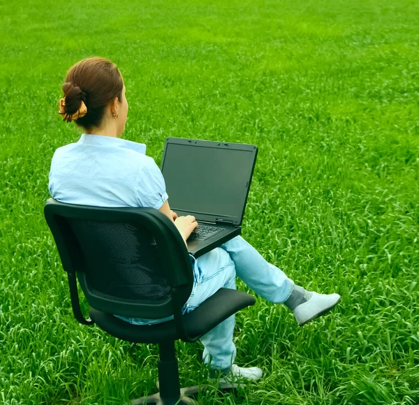 Felice Donna Affari Seduta Sulla Sedia Fuori Digitando Sul Computer — Foto Stock