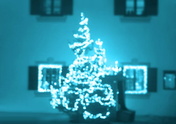 Σπρους Κλαδιά Χριστουγεννιάτικα Στολίδια Στο Φόντο Ενός Σπιτιού Χριστουγεννιάτικα Φώτα — Φωτογραφία Αρχείου