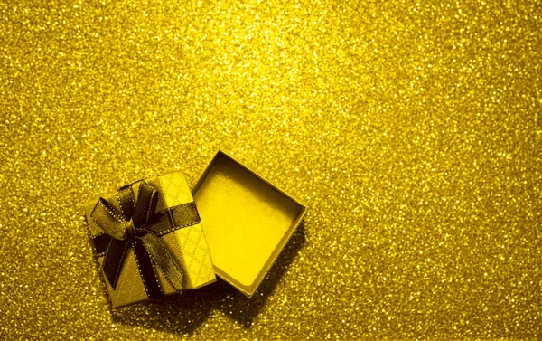 Leere Gelbe Goldene Geschenkschachtel Mit Brauner Schleife Auf Goldenem Tisch — Stockfoto