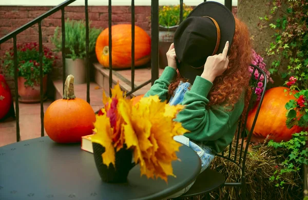 Žena Sedí Útulné Teplé Atmosféře Těší Podzimní Náladu Stůl Žlutým — Stock fotografie