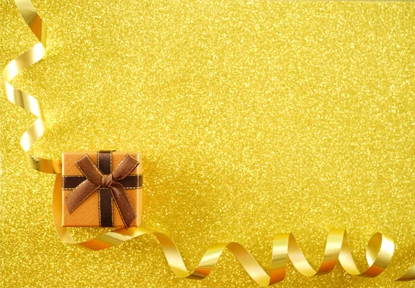 Gesloten Geschenkdoos Met Gouden Lint Geïsoleerd Gele Achtergrond Lege Kopieerruimte — Stockfoto