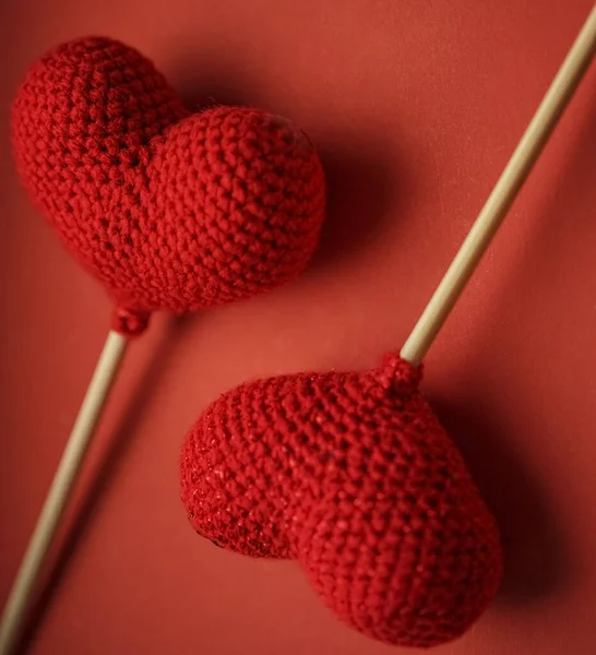 Δύο Κόκκινες Πλεκτές Καρδιές Απομονωμένες Στο Παρασκήνιο Χαρούμενη Ιδέα Του — Φωτογραφία Αρχείου