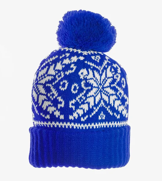 蓝色冬季针织帽子 白色背景上孤立的白色图案的针织贝尼帽 — 图库照片