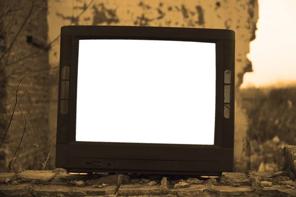 Duvarın Arkasında Kineskobu Olmayan Eski Bir Televizyon Terk Edilmiş — Stok fotoğraf