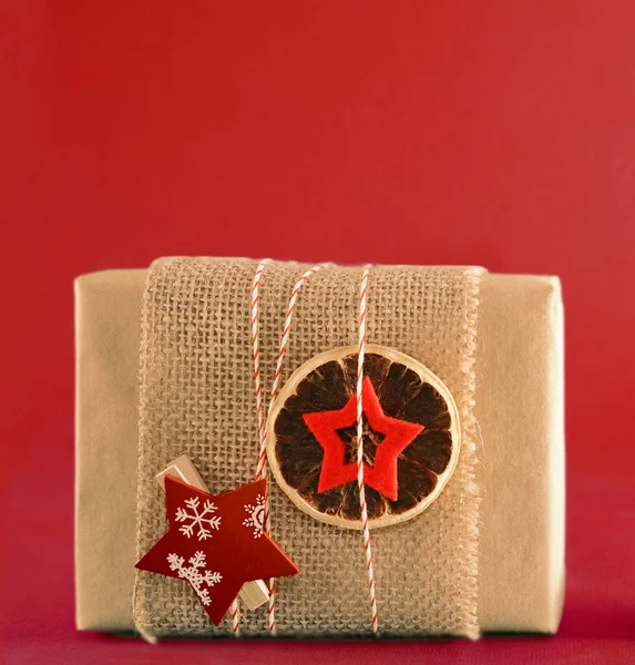 Świąteczna Kartka Gratulacjami Brązowe Pudełko Zapakowane Brązowy Papier Rzemieślniczy Suchym — Zdjęcie stockowe