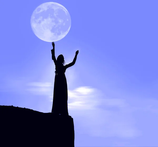 Sylwetka Kobiety Stojącej Szczycie Góry Kobieta Dotykająca Pełni Księżyca Nad — Zdjęcie stockowe
