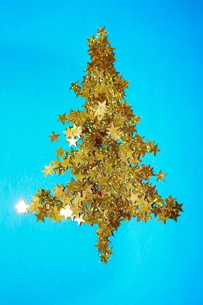 Много Золотых Конфетти Виде Рождественской Елки Изолированы Бумажном Фоне — стоковое фото