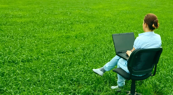 Gelukkige Zakenvrouw Zit Stoel Buiten Typt Laptop Groen Grasveld Achtergrond — Stockfoto