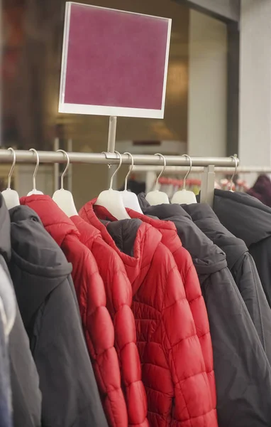 Baju Dari Toko Modern Dengan Jaket Dan Mantel Siap Dibeli — Stok Foto