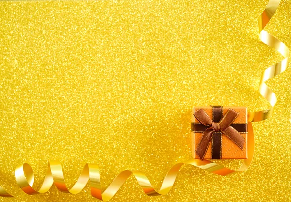Gesloten Geschenkdoos Met Gouden Lint Geïsoleerd Gele Achtergrond Lege Kopieerruimte — Stockfoto