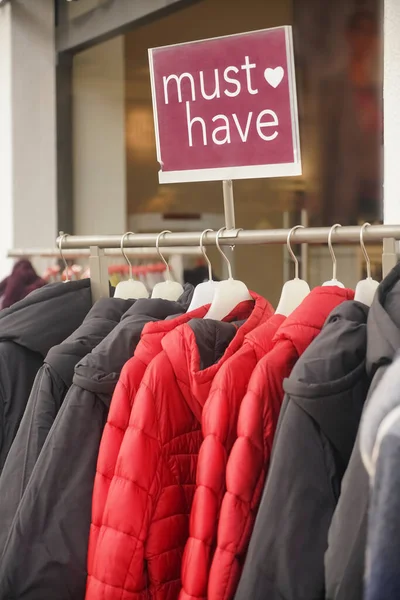 현대적 가게에서는 가운데에 웃옷과 코트를 준비가 가을철 — 스톡 사진
