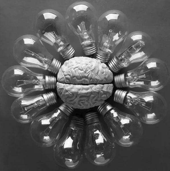 Model Ludzkiego Mózgu Wieloma Żarówkami Wokół — Zdjęcie stockowe