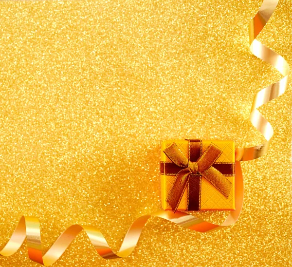 Caixa Presente Fechada Com Fita Dourada Isolado Fundo Amarelo Espaço — Fotografia de Stock