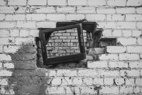Stary Telewizor Wstawiony Dziury Ścianie — Zdjęcie stockowe