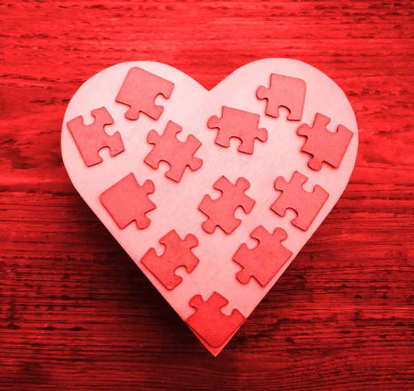 Viele Puzzleteile Und Eine Herzensangelegenheit Der Liebe Auf Einem Hölzernen — Stockfoto