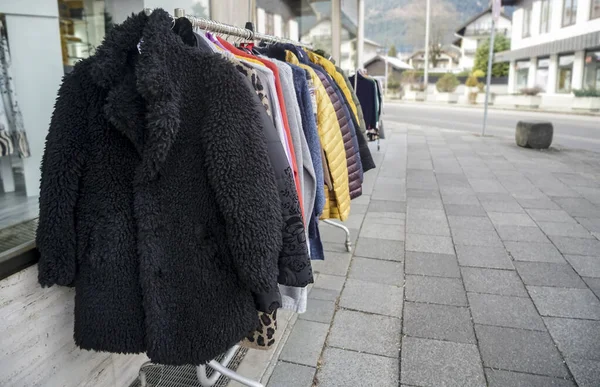 Kleiderständer Aus Einem Modernen Geschäft Mit Jacken Und Pelzmänteln Fertig — Stockfoto