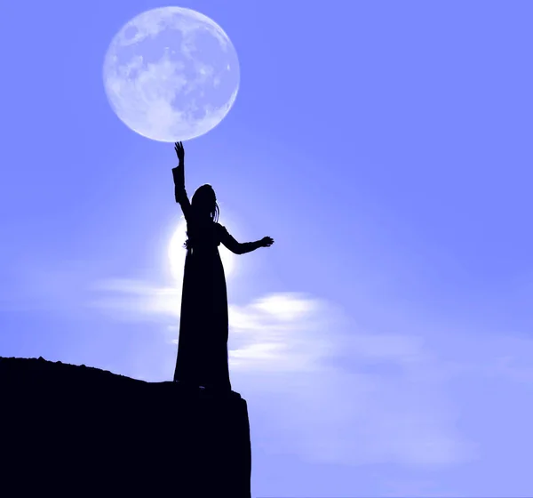 Silueta Mujer Pie Cima Montaña Mujer Tocando Luna Llena Por — Foto de Stock