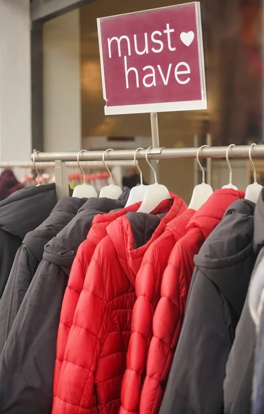 현대적 가게에서 코트를 사람들 복판에서 준비를 있습니다 가을철 — 스톡 사진
