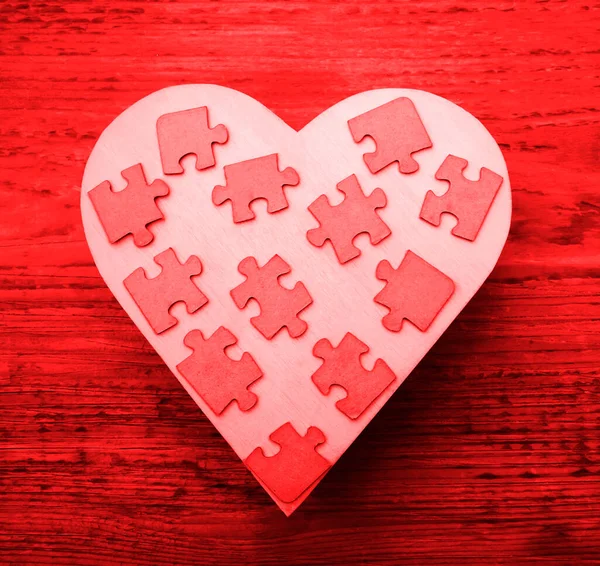 Viele Puzzleteile Und Eine Herzensangelegenheit Der Liebe Auf Einem Hölzernen — Stockfoto