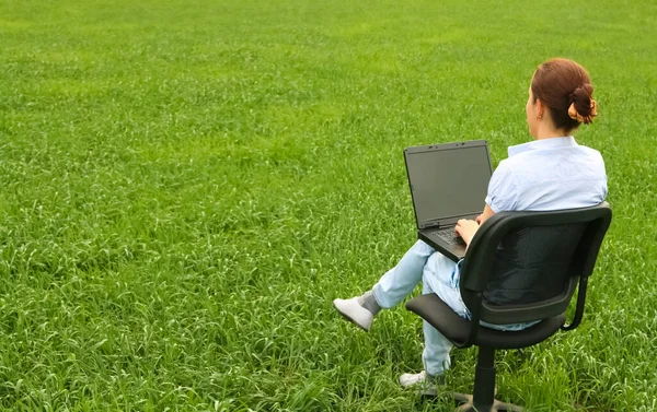 Szczęśliwa Bizneswoman Siedząca Krześle Pisząca Laptopie Zielone Pole Trawy Tle — Zdjęcie stockowe