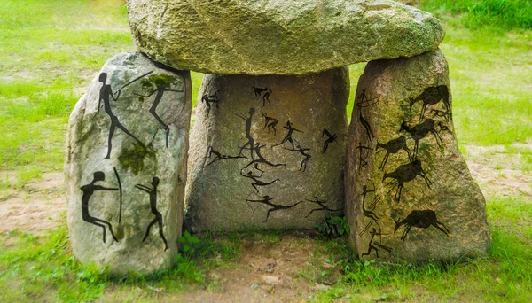 Figurentiere Und Jäger Auf Der Steinmauer Der Höhle Aus Ockerfarbener — Stockfoto