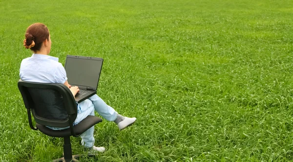 Felice Donna Affari Seduta Sulla Sedia Fuori Digitando Sul Computer — Foto Stock