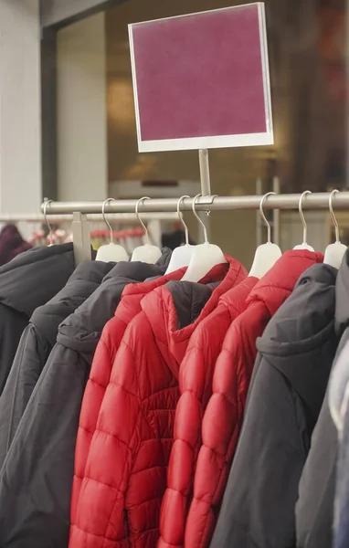 현대적 가게에서는 가운데에 웃옷과 코트를 준비가 가을철 — 스톡 사진
