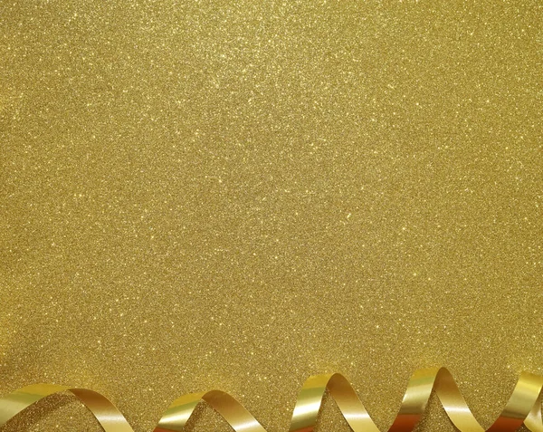 Nádherná Třpytivá Zlatá Stuha Izolované Žlutém Zlatém Pozadí Prázdné Místo — Stock fotografie