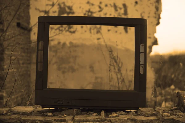 没有运动镜的旧电视机矗立在砖墙的背景上 被遗弃的房子 — 图库照片