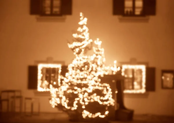 Fichtenzweige Mit Weihnachtsschmuck Auf Dem Hintergrund Eines Hauses Mit Weihnachtsbeleuchtung — Stockfoto