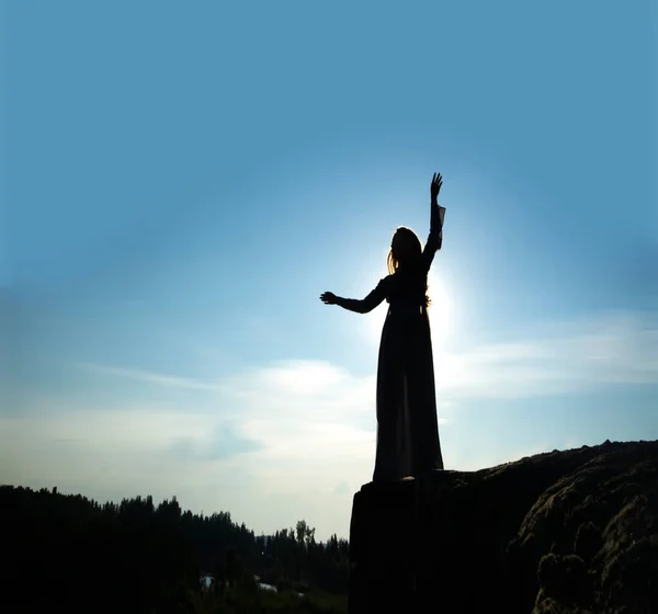 Silhouet Van Jonge Vrouw Gekleed Bergen Bij Dageraad Boven Wolken — Stockfoto