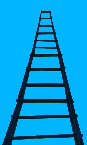 古老的木制梯子通向蓝天的云彩 老楼梯到天堂 走向成功的道路 实现目标的职业隐喻 — 图库照片