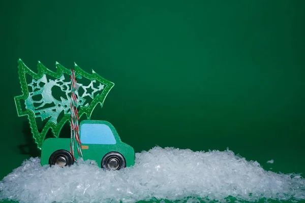 Macchina Giocattolo Legno Con Albero Natale Tavolo Innevato Sfondo Verde — Foto Stock