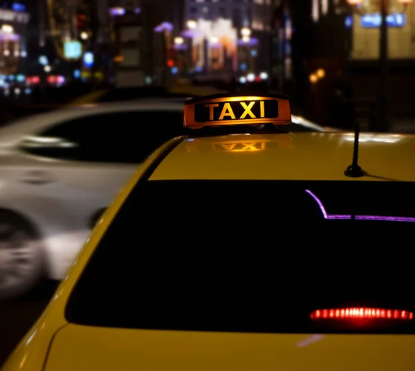 Sárga Taxi Tábla Taxi Autó Este Vagy Éjszaka Város Utcájában — Stock Fotó