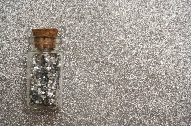  Arka planda izole edilmiş bir şişeden gelen ışıltılar.