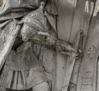 Ortaçağ Şövalyesi Savaşçı Heykeli 'nin detayları. Ortaçağ Zırhlı Askerinin Taş Heykeli