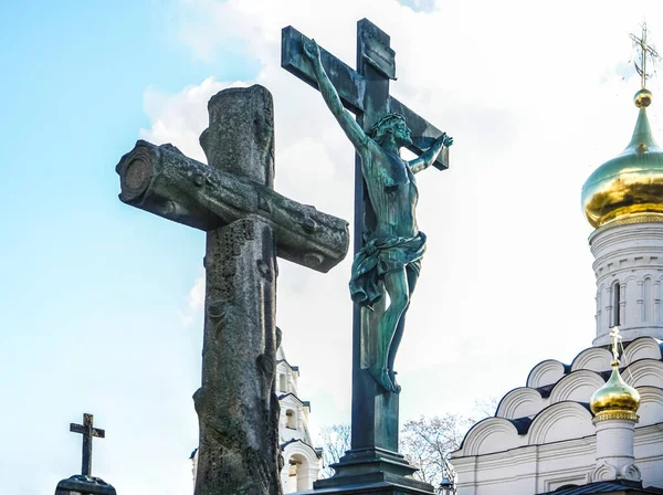 Cruzes Escultura Inri Contra Céu Azul Nublado Igreja Ortodoxa Moscovo — Fotografia de Stock