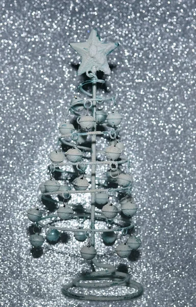 배경에은으로 전나무로 크리스마스 크리스마스 트리는 보케의 배경에서 나선형으로 만들어 졌습니다 — 스톡 사진