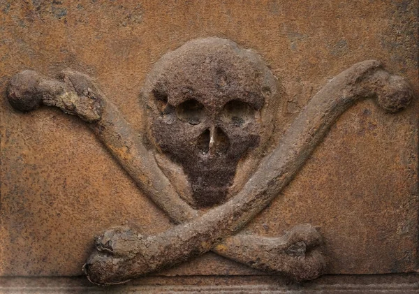 Σκουριασμένο Ανθρώπινο Κρανίο Σταυρωμένα Κόκαλα Από Σίδηρο Κίνδυνος Και Σύμβολο — Φωτογραφία Αρχείου