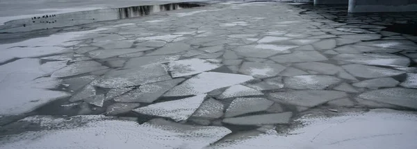 Nehirde Erken Çatlamış Taze Buz Kış Mevsimi — Stok fotoğraf