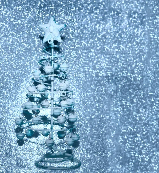 銀の背景にシルバーメタルモミの木とクリスマスグリーティングカード ボケを背景に螺旋状に描かれたクリスマスツリー 幸せな新しい2021年 — ストック写真