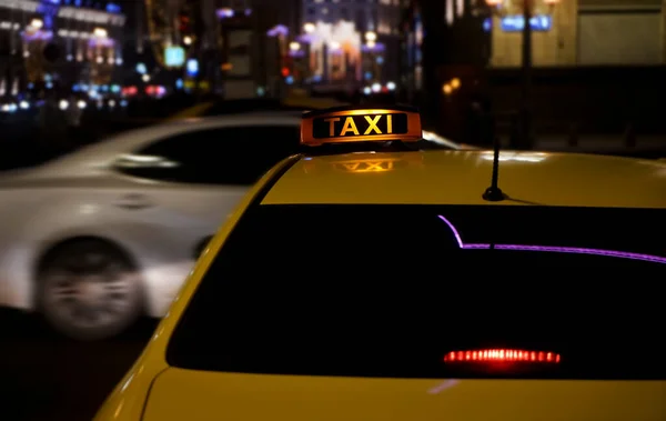 Κίτρινη Πινακίδα Ταξί Για Αυτοκίνητο Ταξί Βράδυ Νύχτα Στο Δρόμο — Φωτογραφία Αρχείου